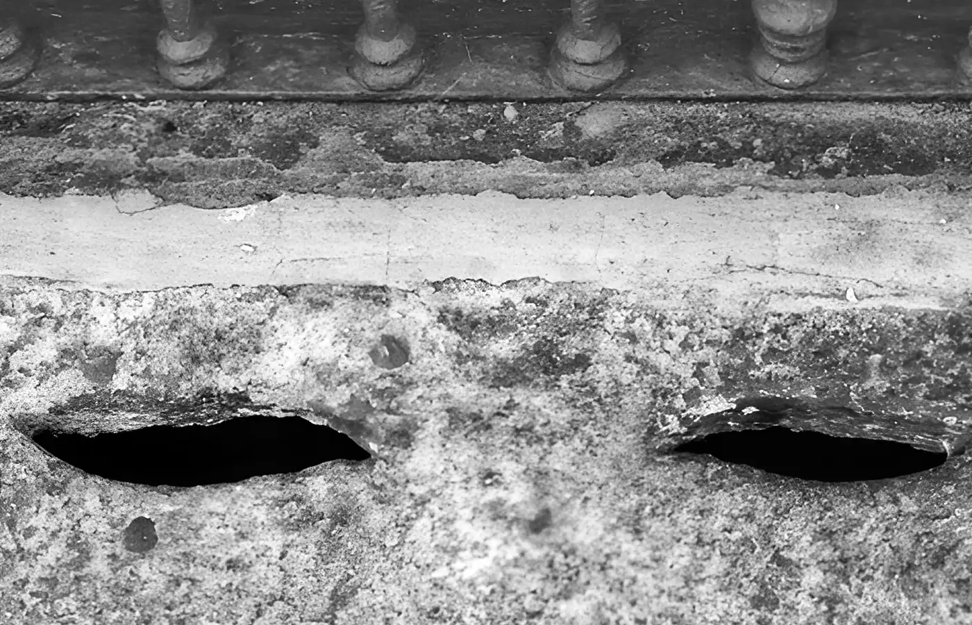 Gli Occhi del Diavolo, Torino Magica - In Via Lascaris, due misteriose fessure su un palazzo osservano i passanti come occhi inquietanti.La leggenda li vuole segni di presenza demoniaca, alimentando la fama esoterica del quartiere.