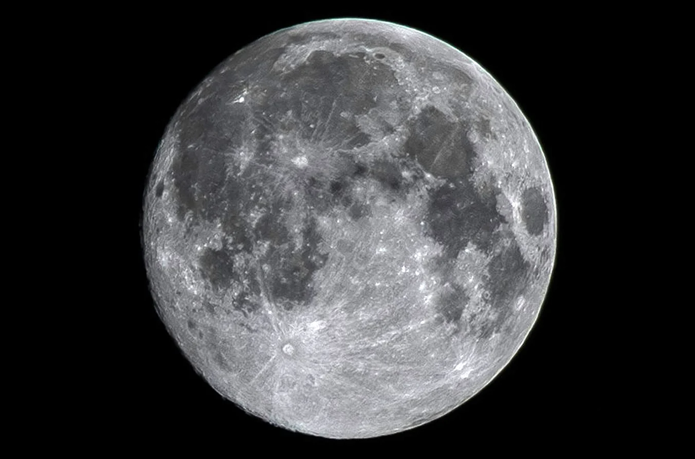 Luna piena luminosa in primo piano nel cielo notturno, fase lunare di massima illuminazione e potere spirituale
