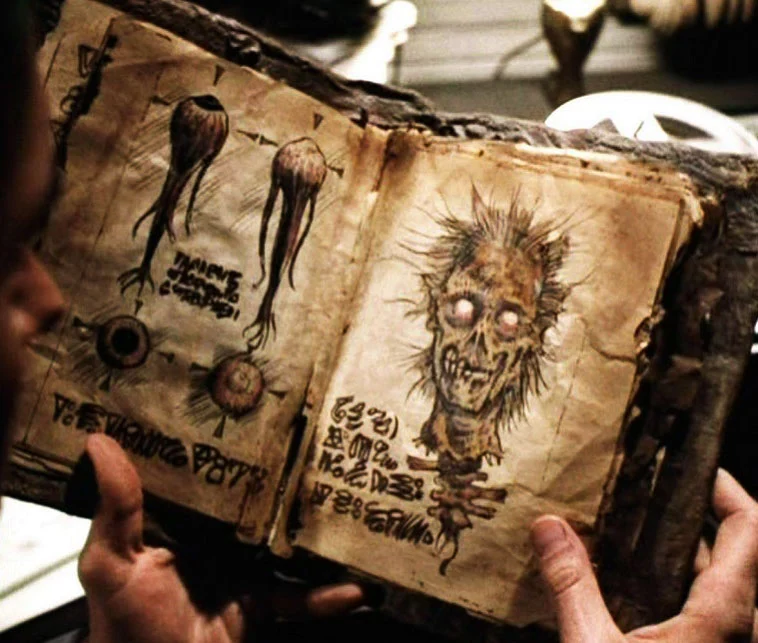 Una delle rappresentazioni più iconiche del Necronomicon è nella serie cinematografica Evil Dead, dove il libro assume un ruolo cruciale nel narrare storie di orrore e soprannaturale.