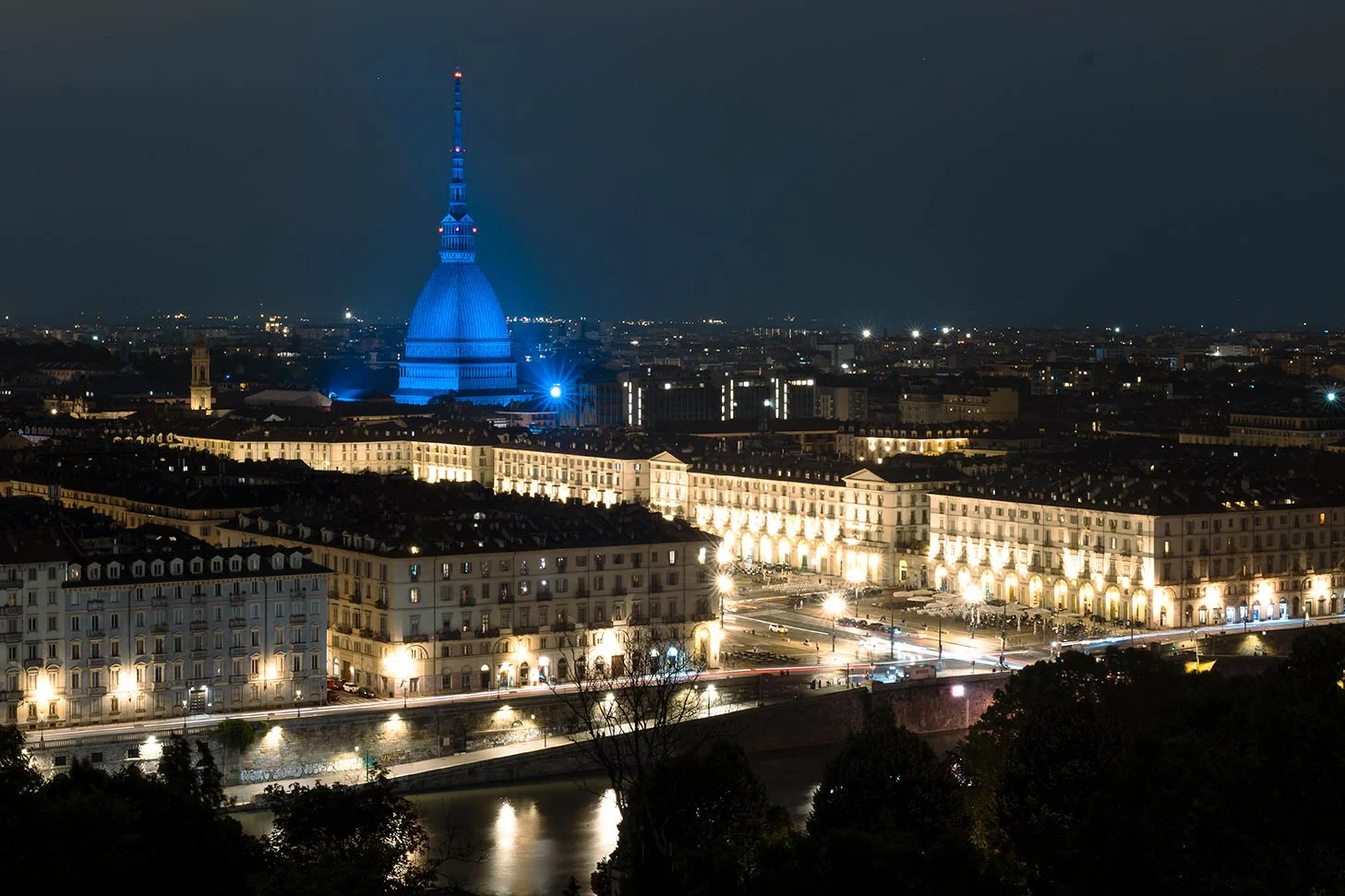 Mole Antonelliana nella Torino Esoterica illuminata di blu durante il WordCamp Torino 2024.