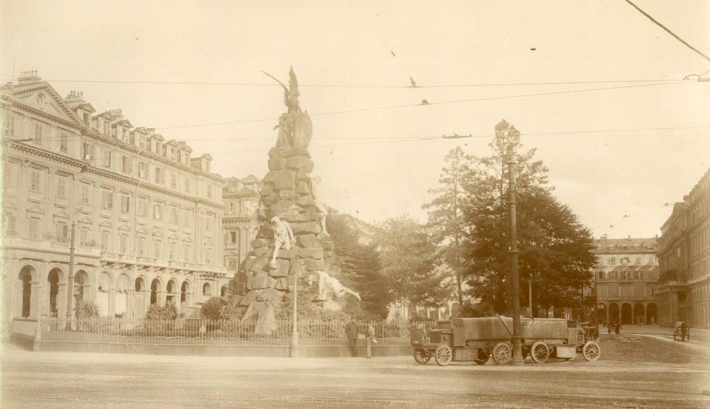 Veduta storica di Piazza Statuto con il Monumento al Traforo del Frejus (1924)