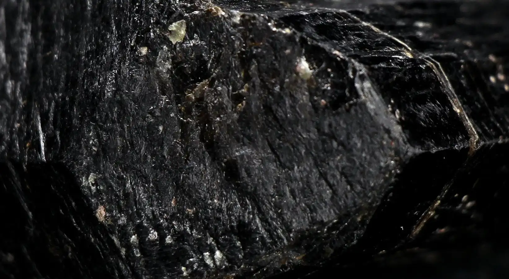Tormalina nera: proprietà e benefici