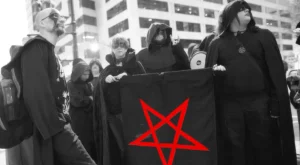 Chi sono i satanisti: credenze, filosofia e ruolo nella società moderna