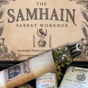 Cofanetto Rituale di Samhain aperto con candele nere decorate e boccette rituali