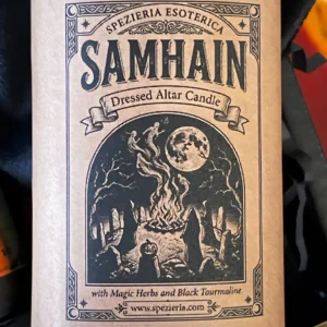 Cofanetto Rituale di Samhain, etichetta illustrata della candela Samhain Dressed Altar Candle