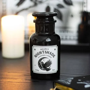 Candela dell'apoteca belladonna con corvo in barattolo di vetro nero con etichetta
