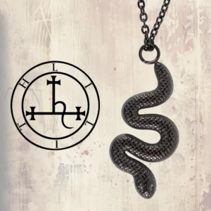 Collana con ciondolo serpente di Lilith in metallo nero con sigillo accanto