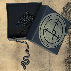 Collana con ciondolo serpente di Lilith nera accanto alla sua scatola con sigillo