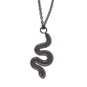 Collana con ciondolo serpente in metallo scuro su sfondo bianco