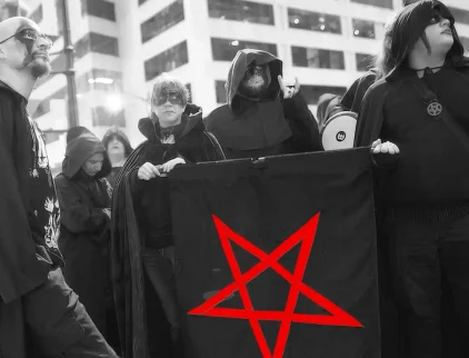 Chi sono i satanisti: credenze, filosofia e ruolo nella società moderna