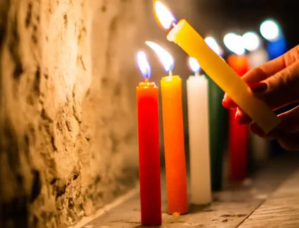 Colori delle Candele in Magia: Significato, Corrispondenze e Guida alla Scelta